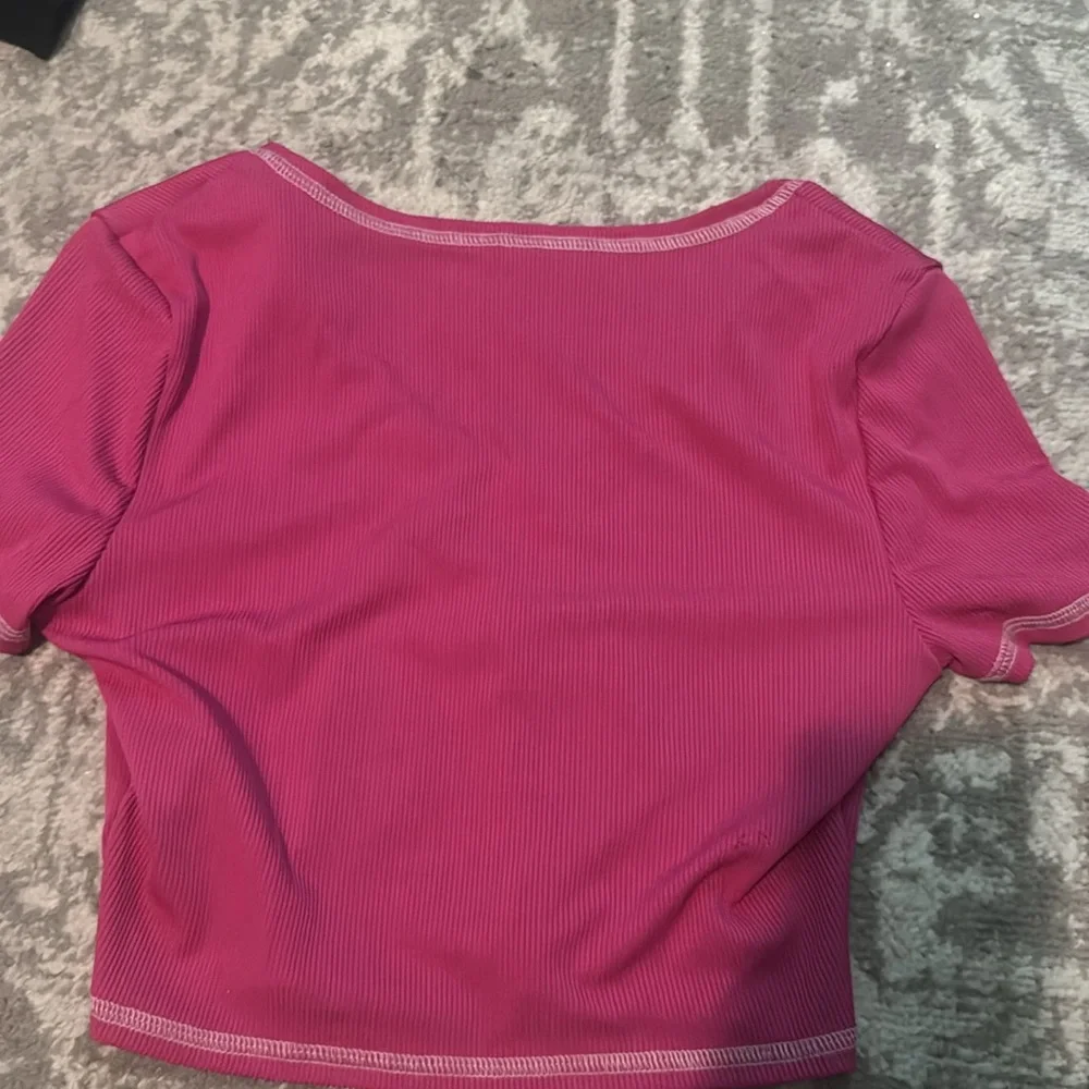 Pink low cut crop top - Picture 2 of 2
